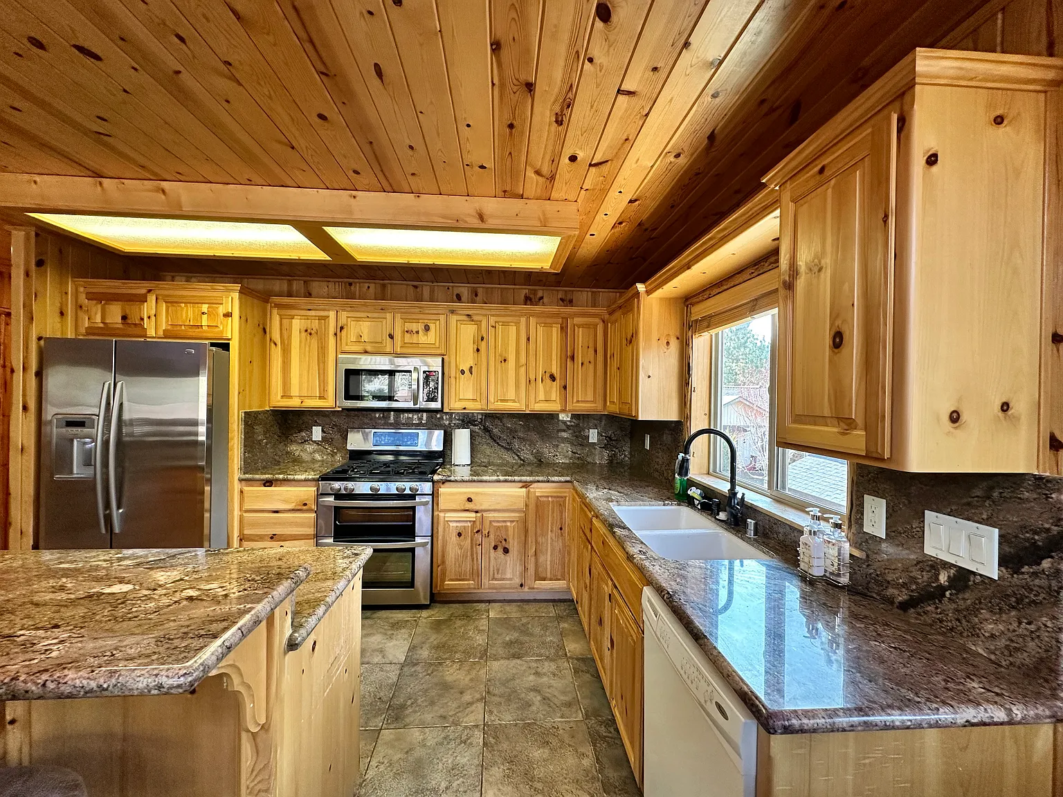 4 bed, 2833 sqft, $4,620 — Photo 2
