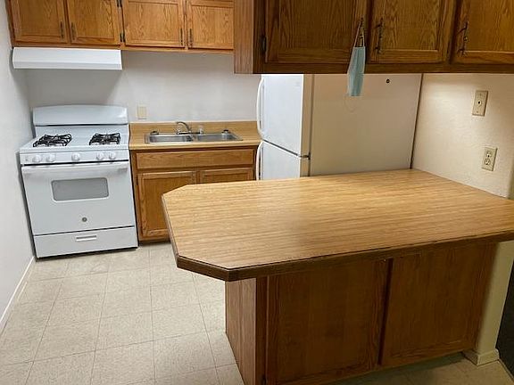 Kitchen with breakfast bar