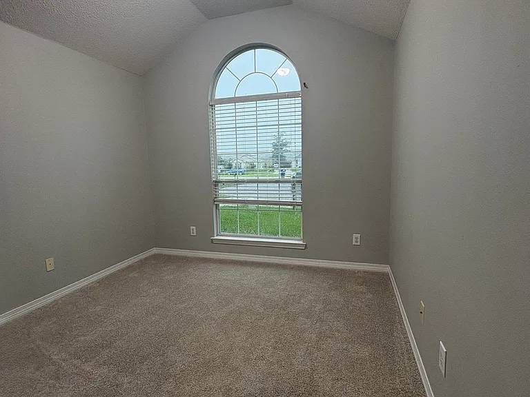 8711 Londonderry Ct — Photo 6