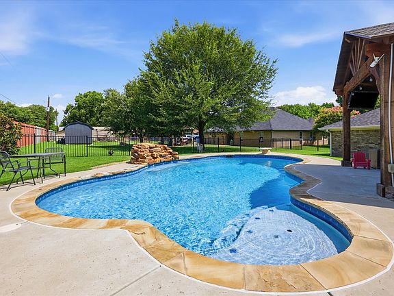 3rd image of 405 Lantern Ridge Dr