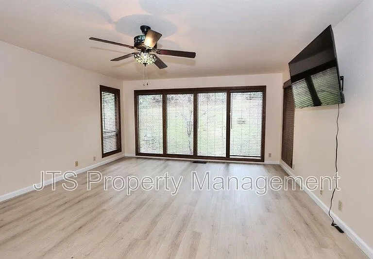 2812 Centennial Ct — Photo 8