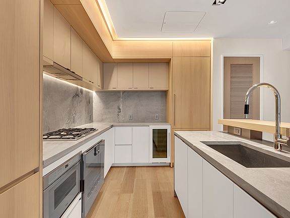 4th image of 100 Vandam St #10C