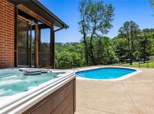 19045 Pinecrest Ln, Rogers, AR 72756