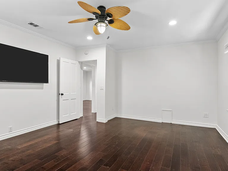 4242 Van Nuys Blvd — Photo 17