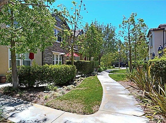 Pathway to the property with HOA maintenance.