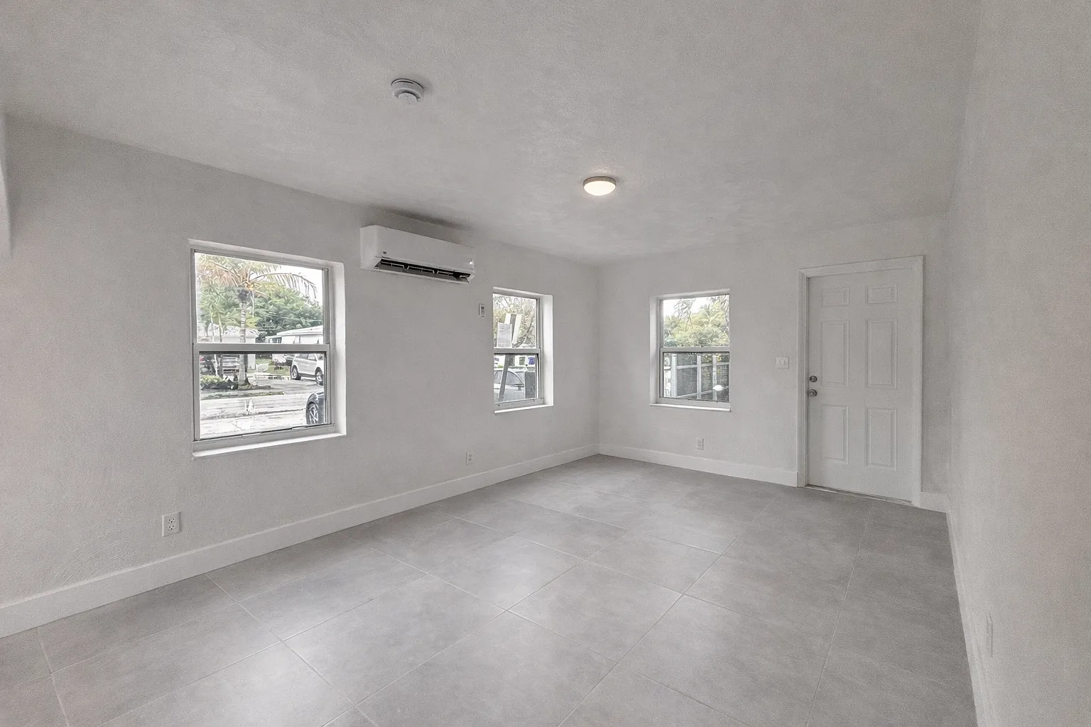 2711 Lincoln St — Photo 2