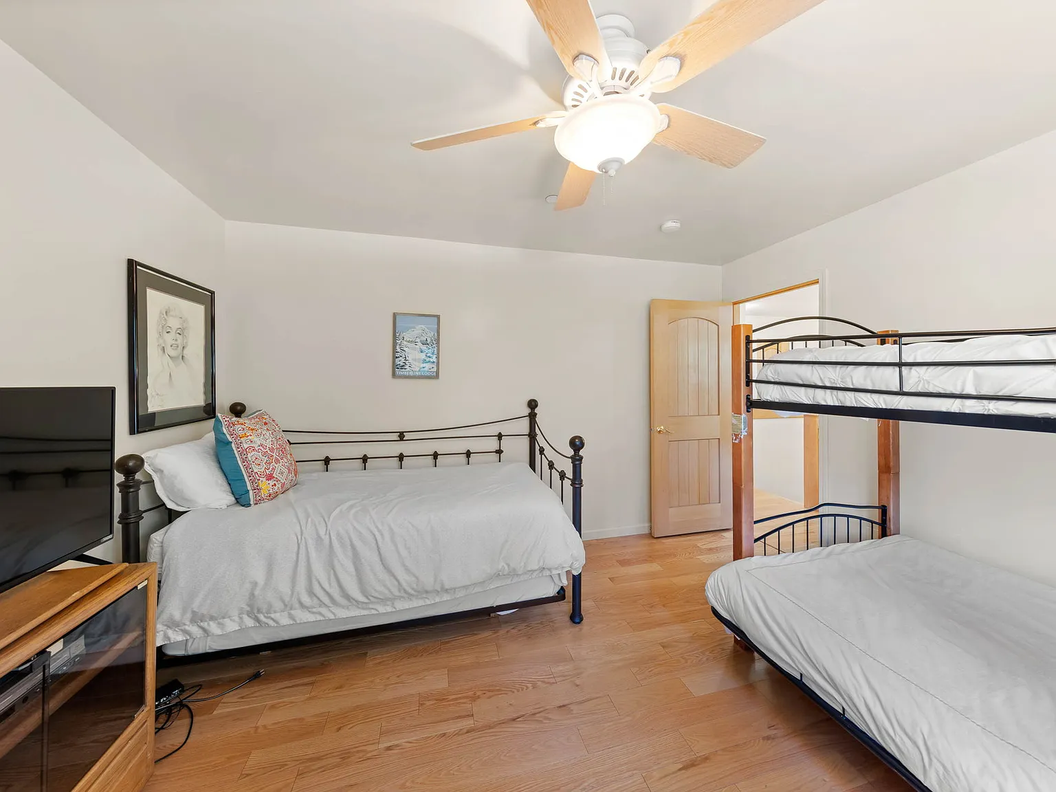 4 bed, 3027 sqft, $7,600 — Photo 3