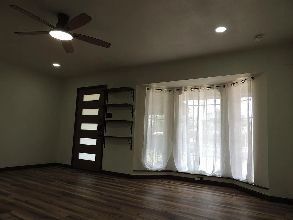 3 bed, 2.0 bath, 1327 sqft, $2,400 — Photo 4