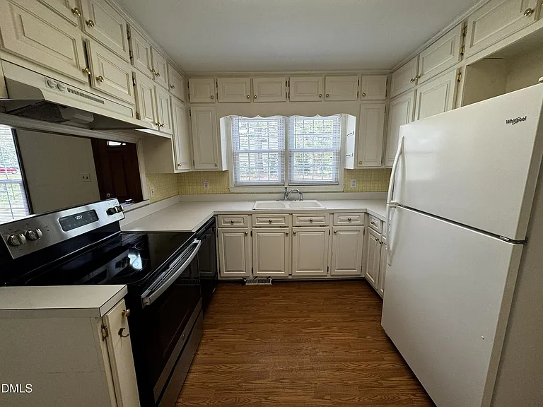 306 E 1st St — Photo 3