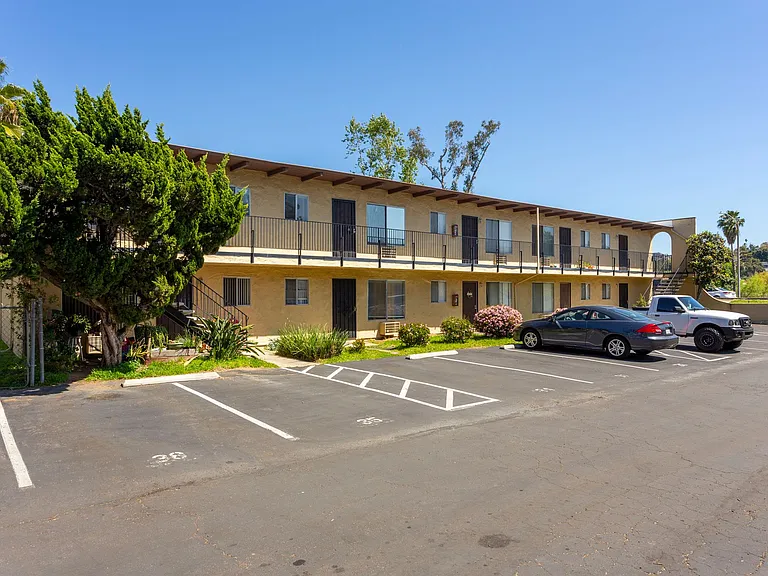 Lakeshore Villa Apartments — Photo 13