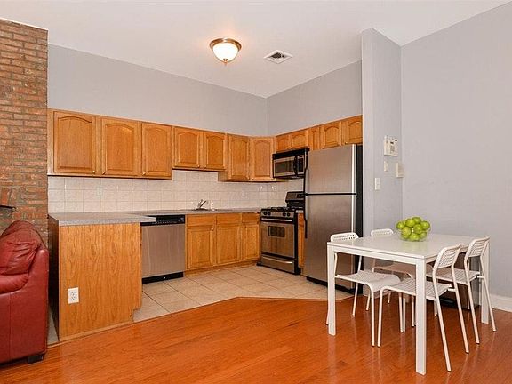 3rd image of 48 Laidlaw Ave APT 2