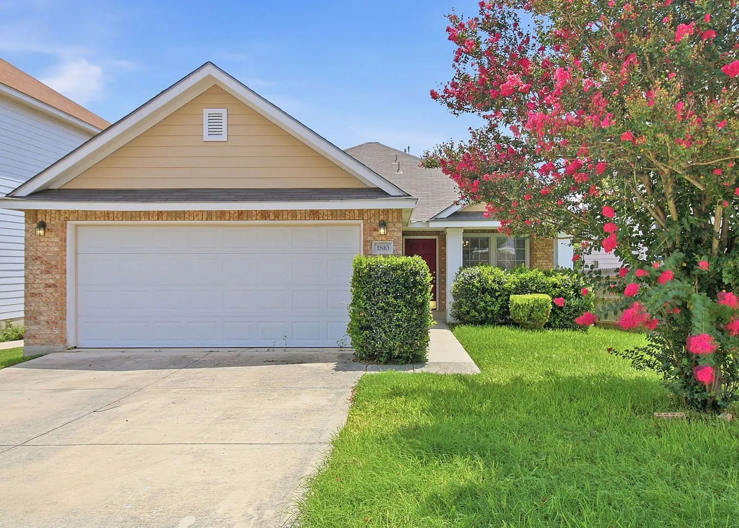 Open Floor Plan Home Near SeaWorld with Refrigerator Included — Photo 1