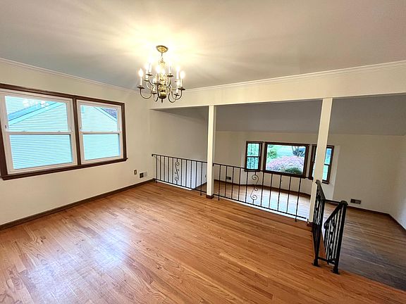 3rd image of 498 Hemlock Hill Dr