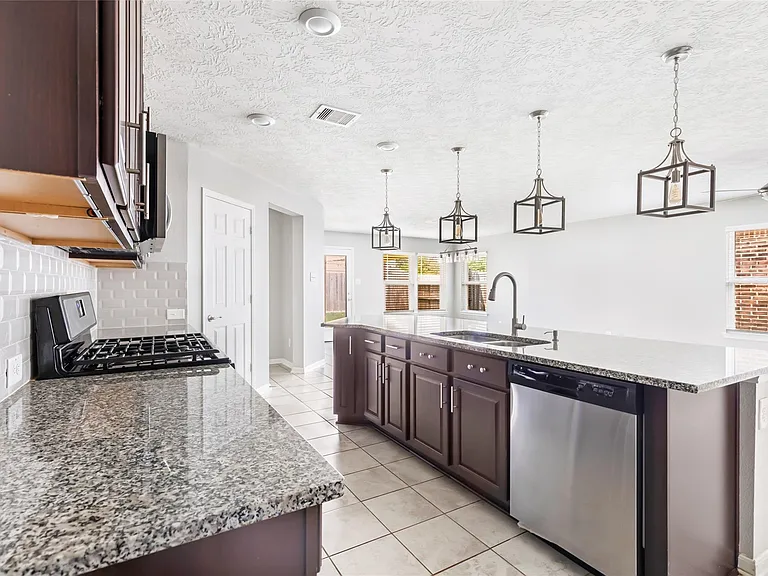 20805 Langworth Pl — Photo 23