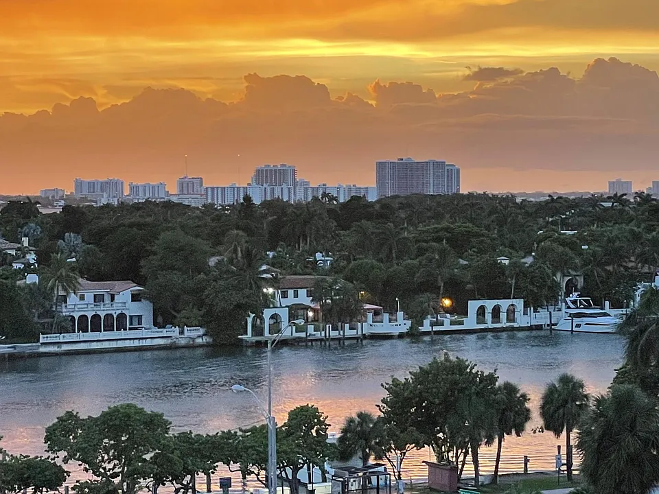 5161 Collins Ave #811