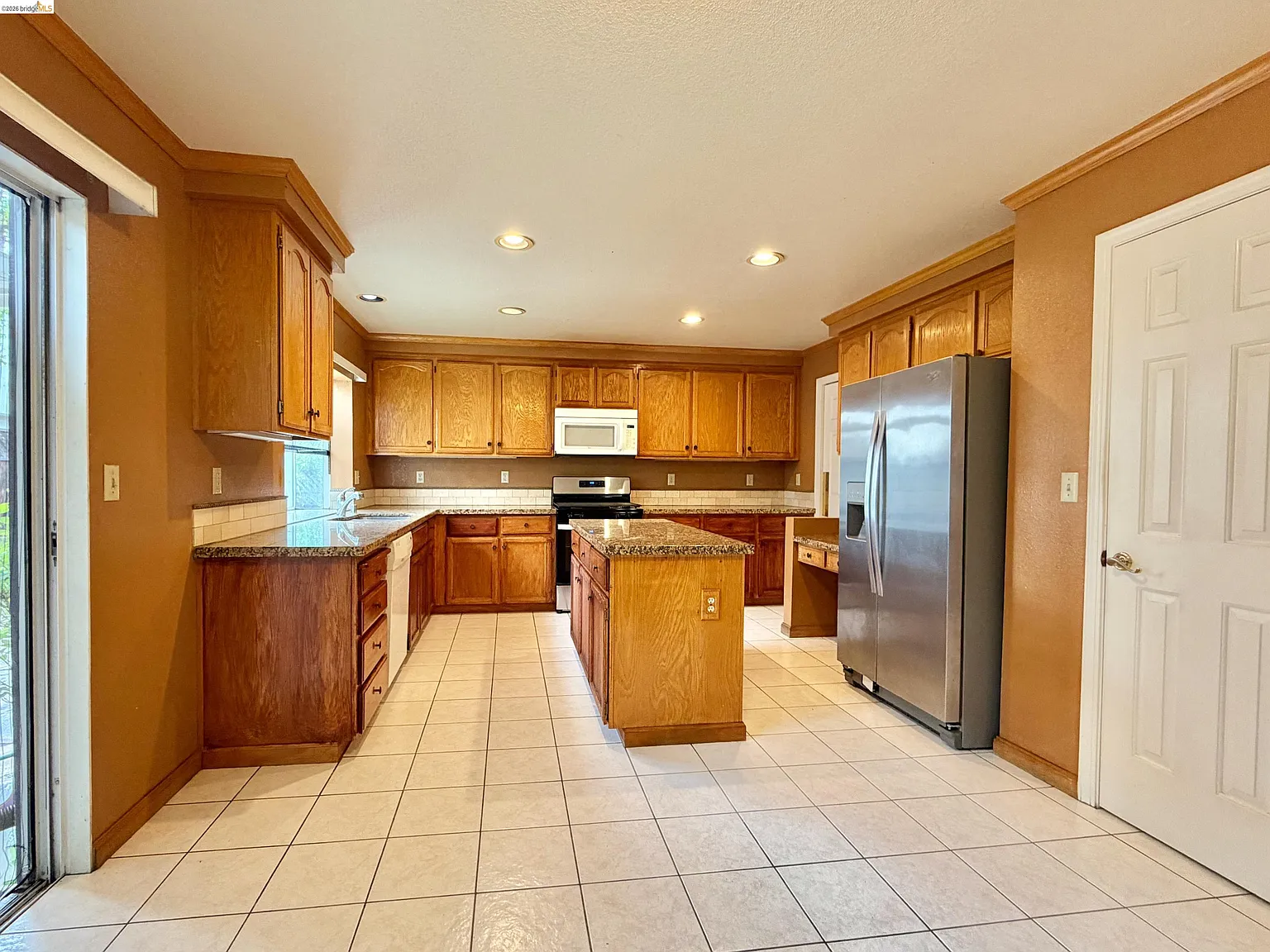 4 bed, 3.0 bath, 2463 sqft, $3,500 — Photo 3