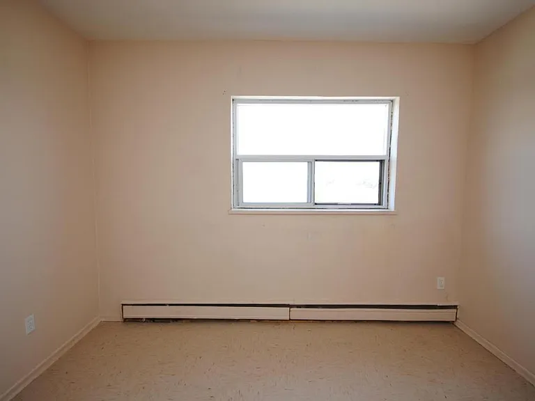 2583 King St E — Photo 7