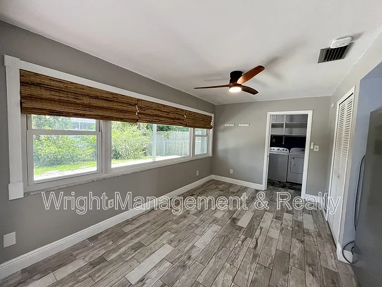 2323 Surrey Ln — Photo 7