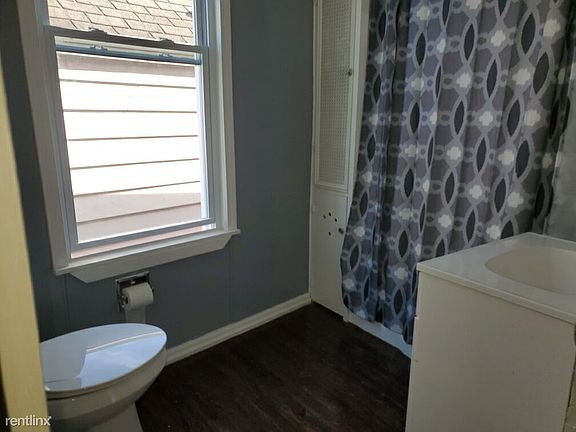 400 Agatha 2fl rear apt Bathroom
