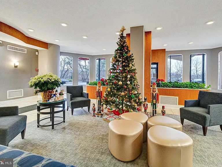 2500 N Van Dorn St #918 — Photo 10