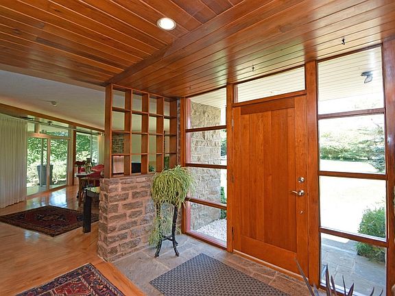 4th image of 2093 Beech Grove Dr
