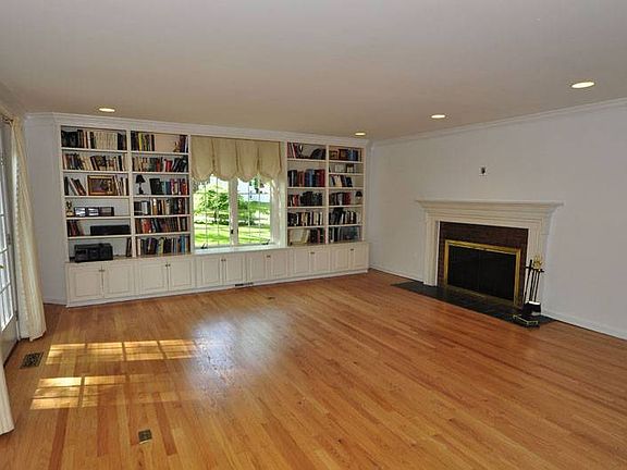 5th image of 910 Lawton St