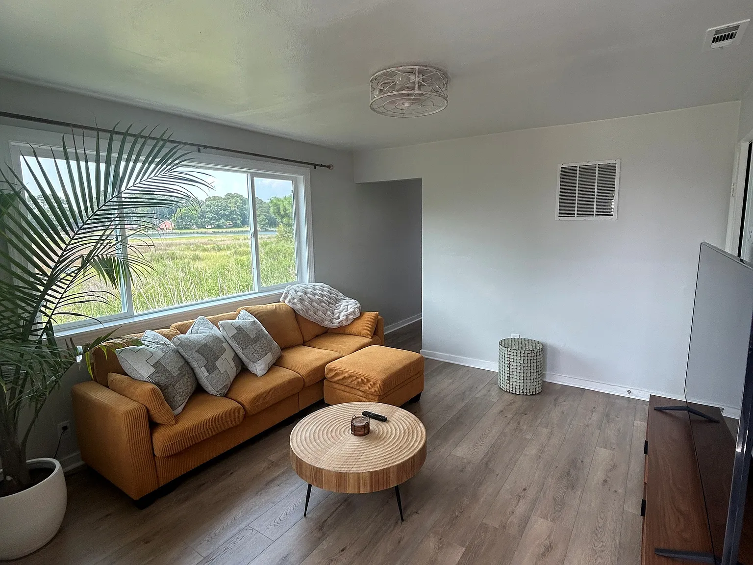 2 bed, 1.5 bath, 900 sqft, $2,400 — Photo 4