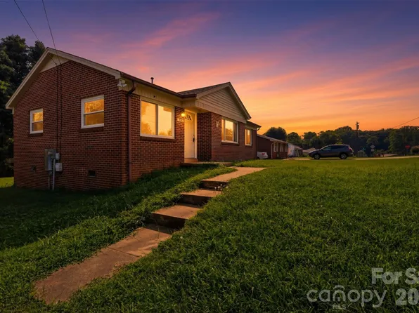 2262 9th Avenue Dr NE, Hickory, NC 28601