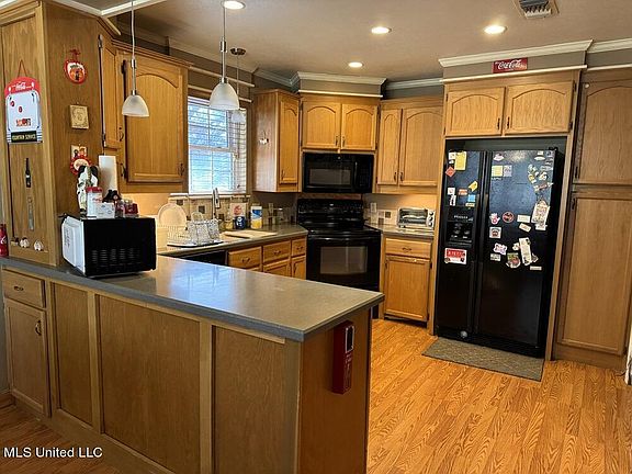 3rd image of 216 Royal Dr