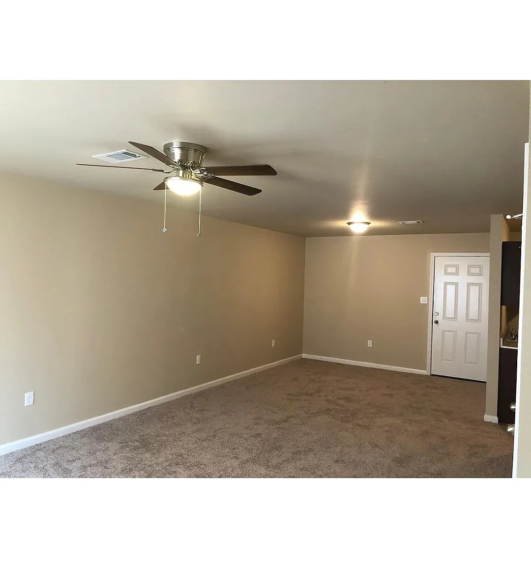 3 bed, 1.5 bath, 1150 sqft, $1,300 — Photo 2