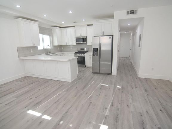 5th image of 7129 S La Cienega Blvd