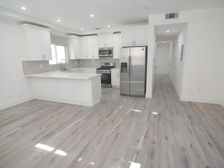 7129 S La Cienega Blvd — Photo 5