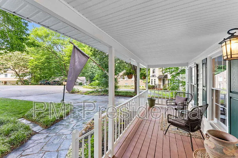 6 bed, 4.5 bath, 3834 sqft, $4,000 — Photo 3
