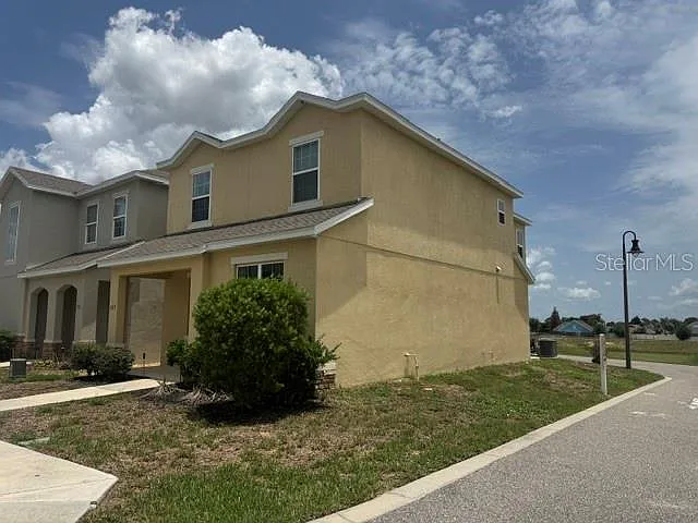 4 bed, 2.5 bath, 1879 sqft, $2,300 — Photo 3