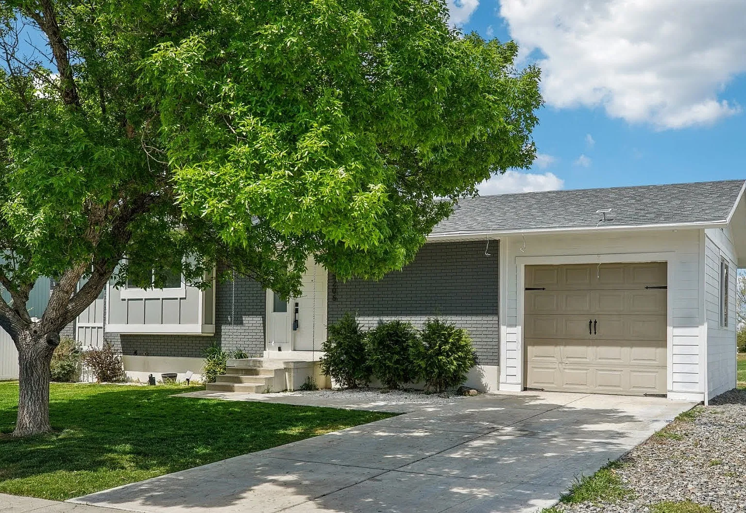 4 bed, 1925 sqft, $2,700 — Photo 1