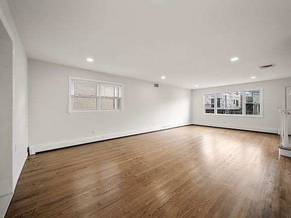 BRIGHT, AIRY AND SPACIOU LIVING ROOM