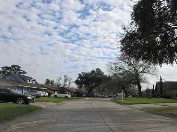 Exterior Neighborhood (street photo)