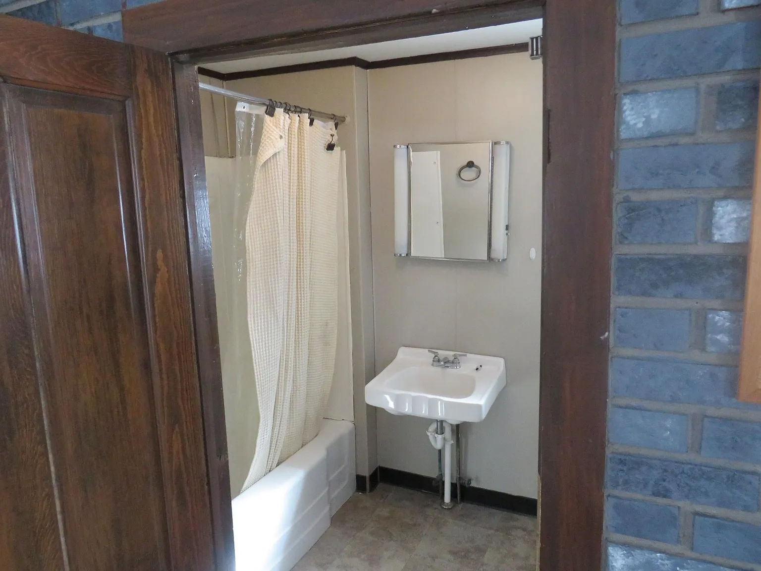 3 bed, 1300 sqft, $1,700 — Photo 4