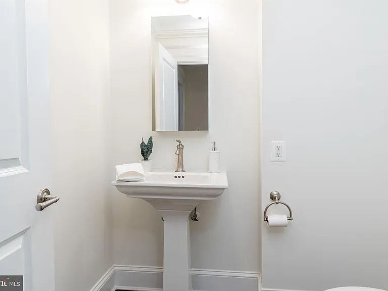 2715 N St NW — Photo 41