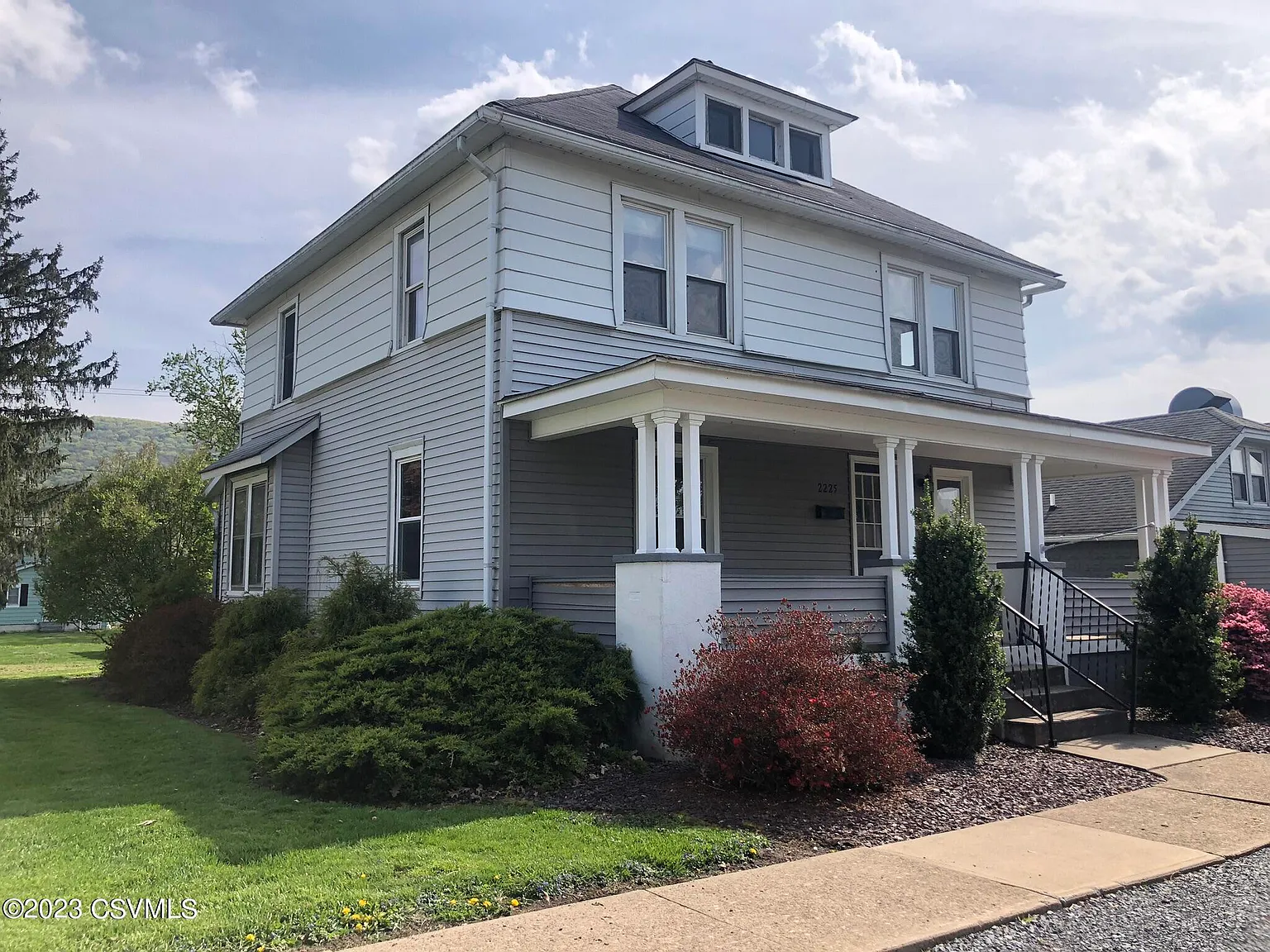 2225 Royal Ave photo 1