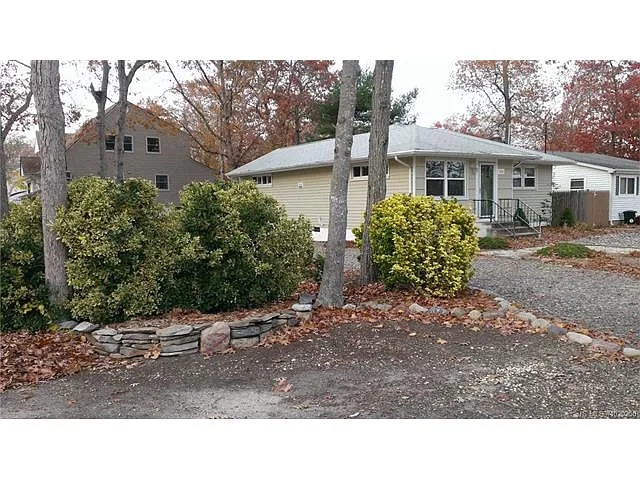 216 Richard Pl photo 1
