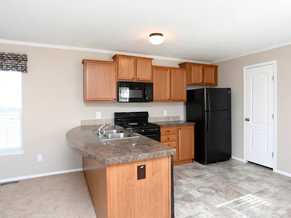 432 Eagle Cir, Elyria, OH 44035