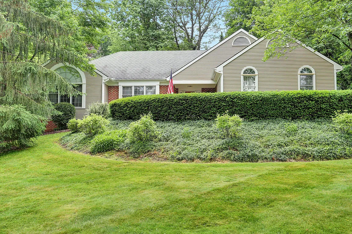 1281 Meadowbrook Rd photo 1