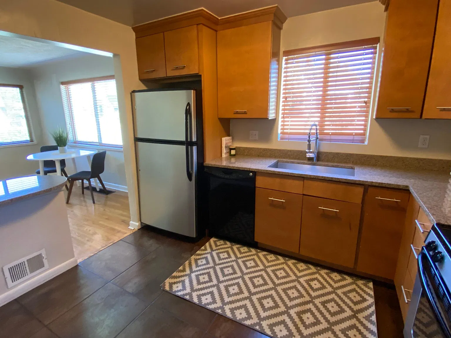 2 bed, 885 sqft, $2,600 — Photo 4