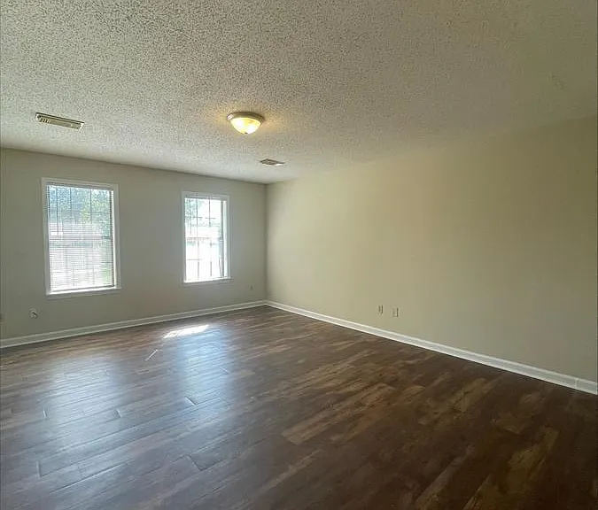 8400 Rutherford Dr — Photo 2