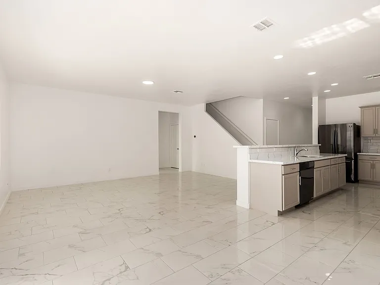 24409 W Sheraton Ln — Photo 10
