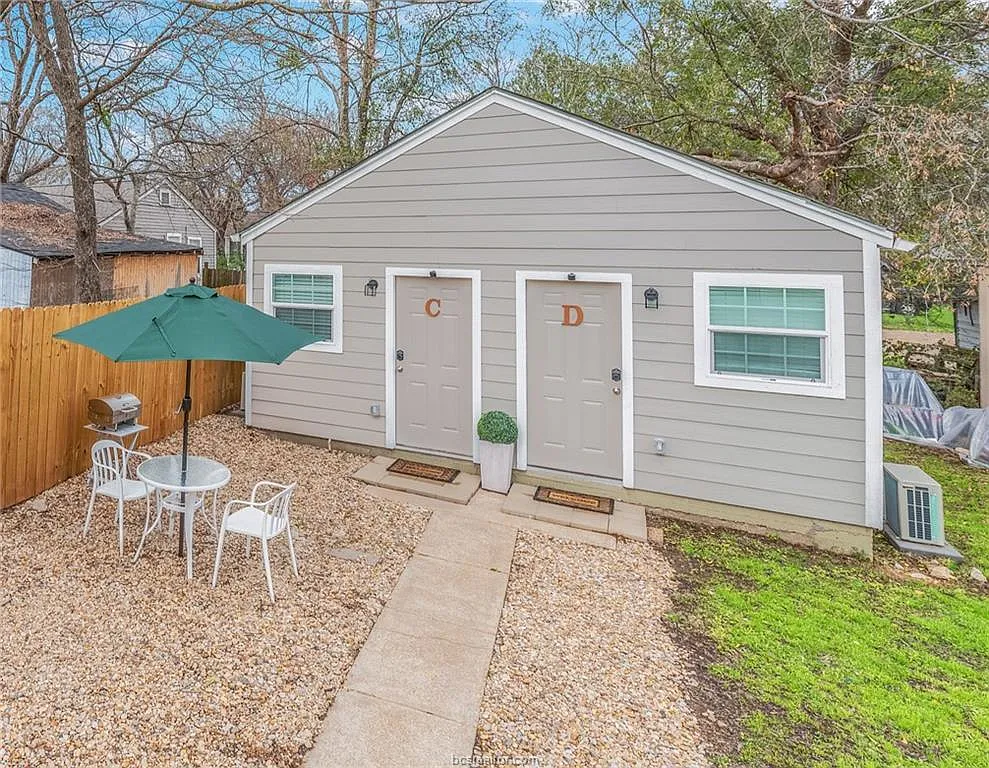 1 bed, 240 sqft, $900 — Photo 1