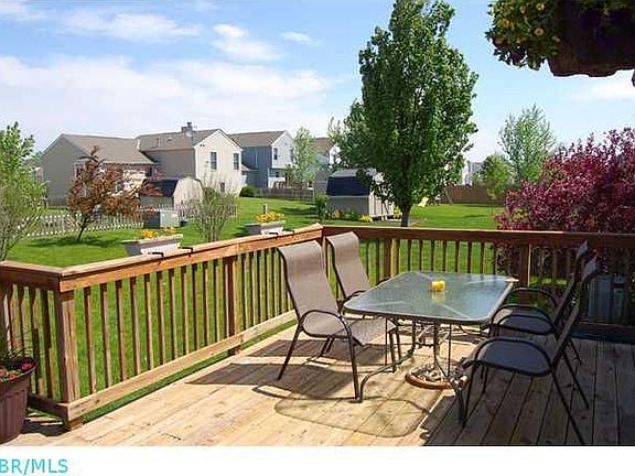 Provides Outdoor Dining