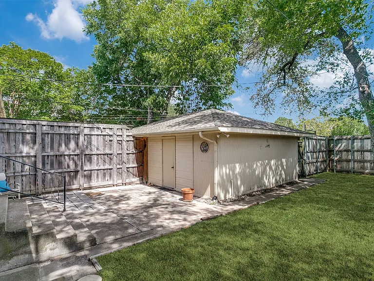 Private yard with a 1 car garage