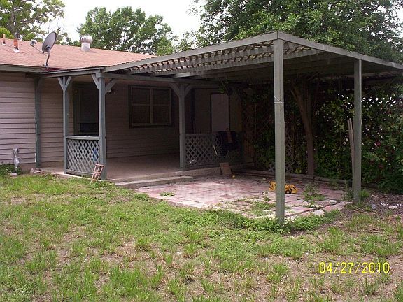 Back of house covered pation